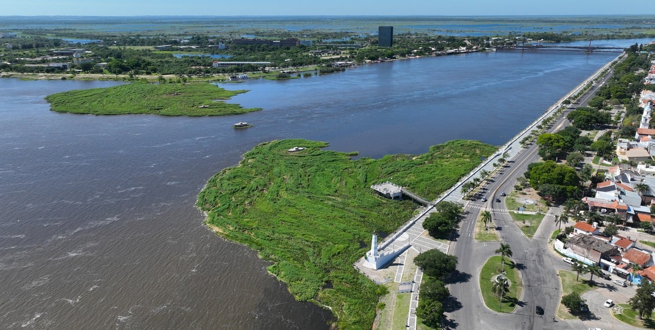 El embalsado de la Setúbal sigue recibiendo vegetación mientras el río Paraná comenzó a bajar