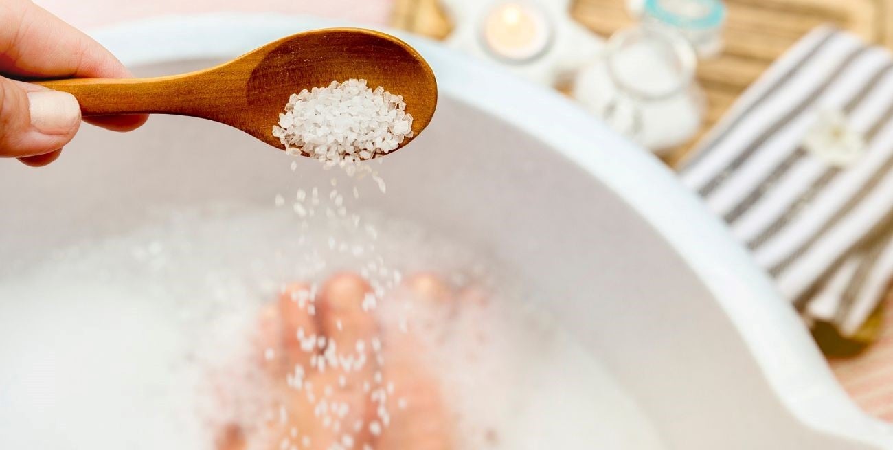 Descubre por qué sumergir los pies en agua con sal es bueno para la salud 
