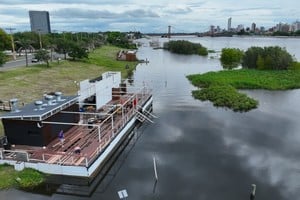 La postal actual de la costanera este con la crecida. Será un verano con pocas chances de que haya playa en Santa Fe. Foto: Fernando Nicola