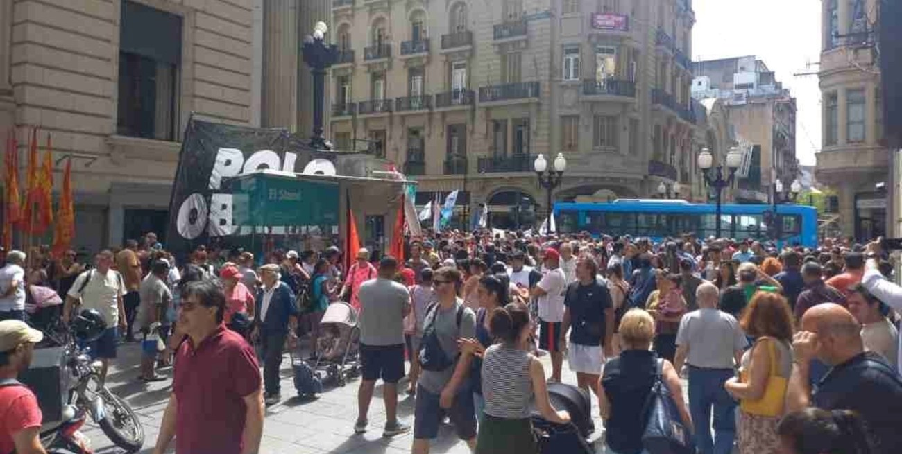 Rosario: sindicatos y organizaciones sociales marcharon contra las medidas de Javier Milei