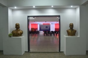 La histórica sede partidaria, de calle Crespo, en la capital santafesina: Evita, Perón, el cartel de Juntos avancemos, las sillas...Crédito: Flavio Raina.