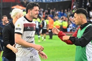 El llanto de Facundo Garcés sintetiza el sentimiento de un jugador surgido en el club que además había sido muy importante en el título del 2021. El descenso de Colón estaba consumado. Crédito: Marcelo Manera.