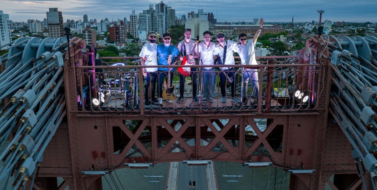 Chino Mansutti en la cima del Puente Colgante, un regalo a Santa Fe por sus 450 años