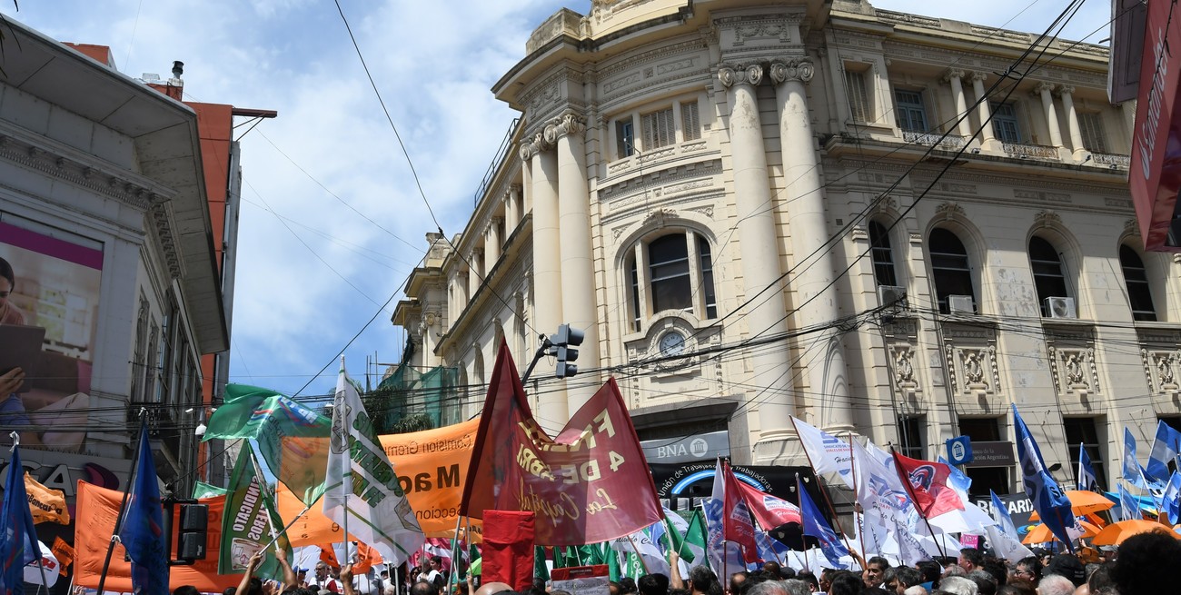 En la Ley Ómnibus: toda "reunión" o "manifestación" pública deberá ser notificada 48 horas antes