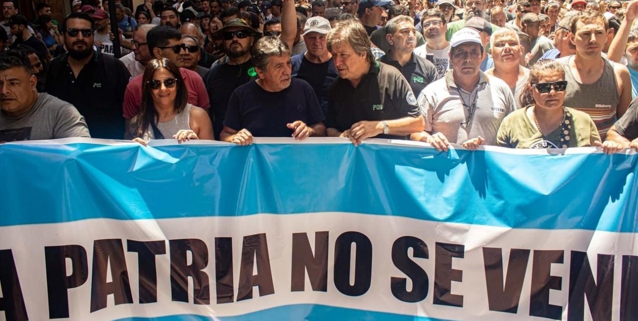 Festram estuvo presente en la masiva movilización de los trabajadores contra el DNU