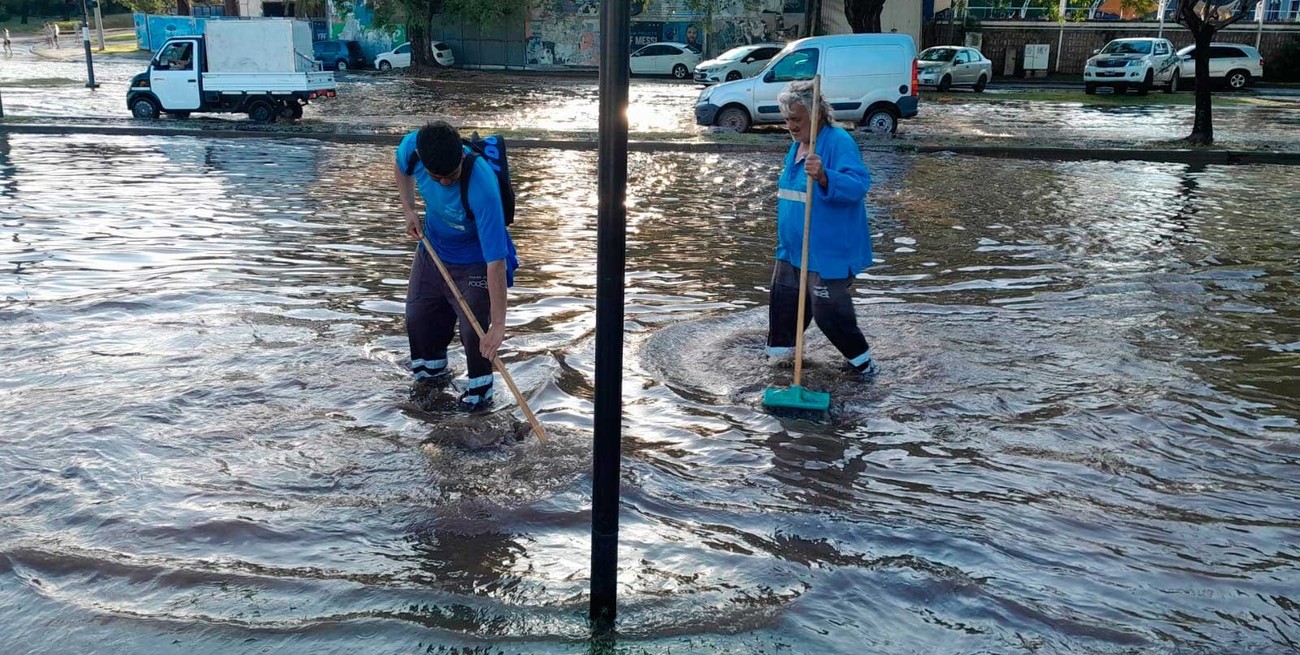 Una torrencial lluvia sorprendió a Rosario y anegó sectores de la zona norte