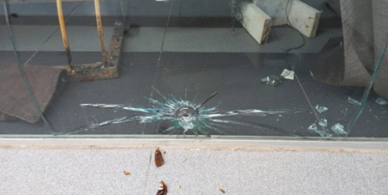 Una pelea entre dos "trapitos" terminó con una vidriera rota