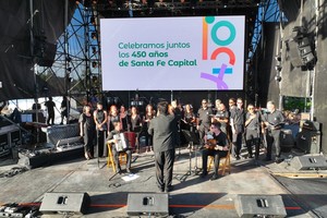 La jornada celebratoria por excelencia fue cuando Santa Fe cumplió sus 450 años, en la Costanera, abriendo la actuación el Coro Municipal. Crédito: el Litoral
