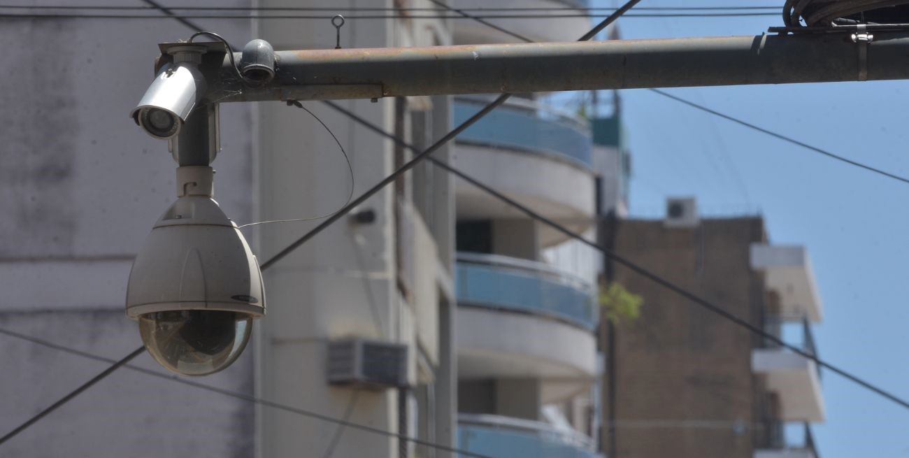 Robaba cables del alumbrado público en avenida Perón y lo vieron desde el domo
