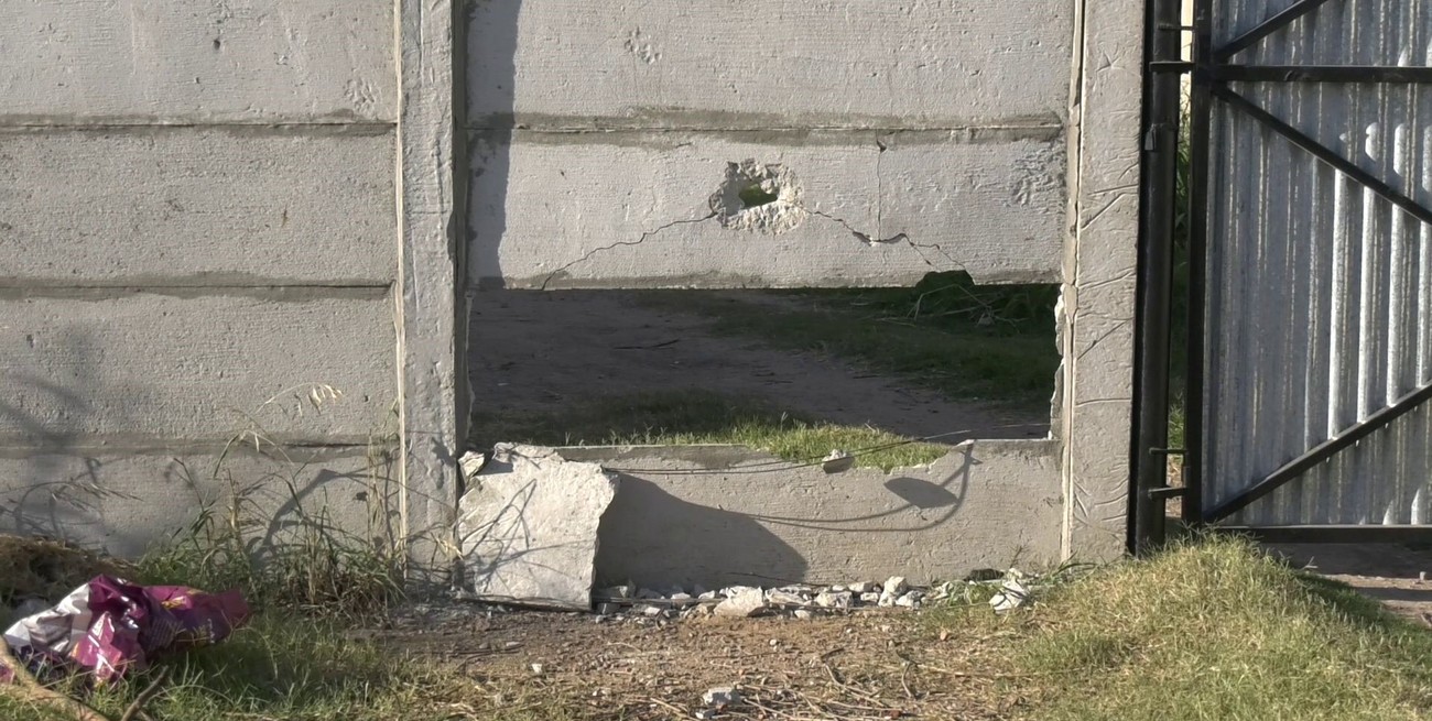 "Cada cosa que hacemos, la rompe": denuncian que un vecino vandaliza el cerco de un club santafesino