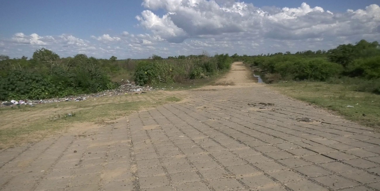 Alto Verde: mientras se refuerza el terraplén de defensa, vecinos piden nivelar el camino a La Boca