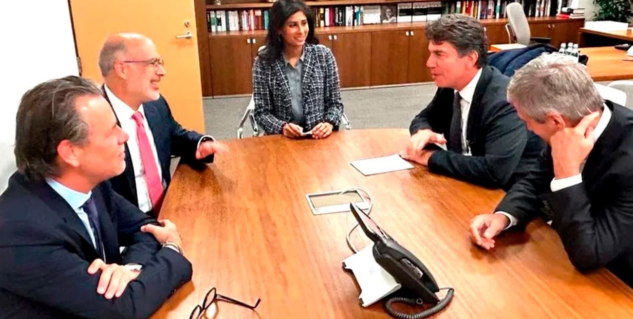 Una hora y media de Caputo y Posse con emisarios del FMI en Casa Rosada