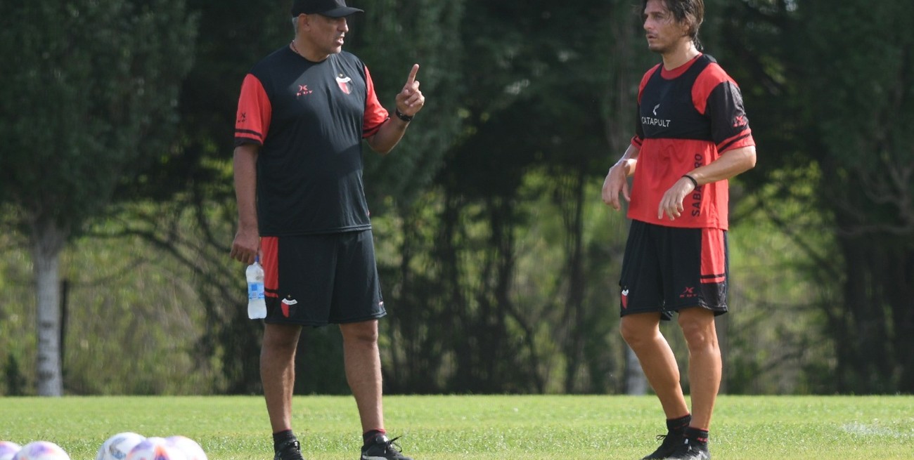 "Hay lugares de la cancha que no tenemos nada", dijo el DT de Colón 