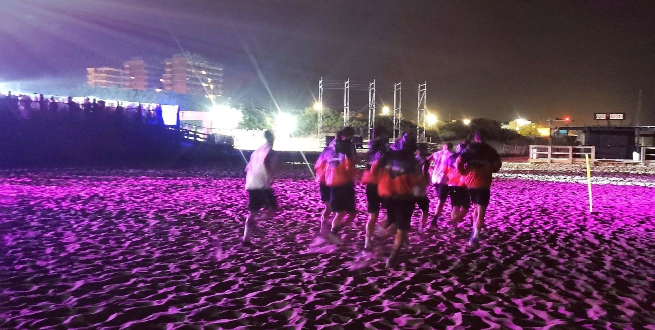 El video viral de la pretemporada de Riestra: entrenamiento en la playa a metros de un boliche