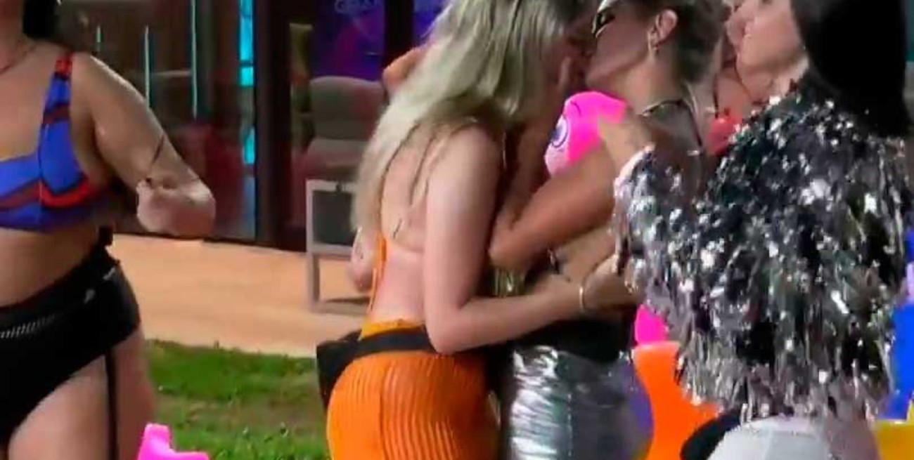 Arde Gran Hermano: ahora Sabrina y Dennise se besaron en la pool party