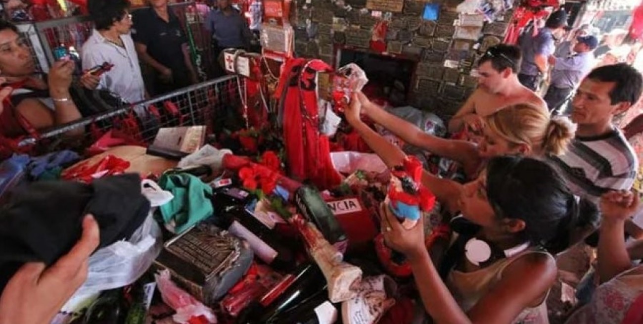 Miles de devotos comenzaron a llegar bajo la lluvia al santuario del Gauchito Gil
