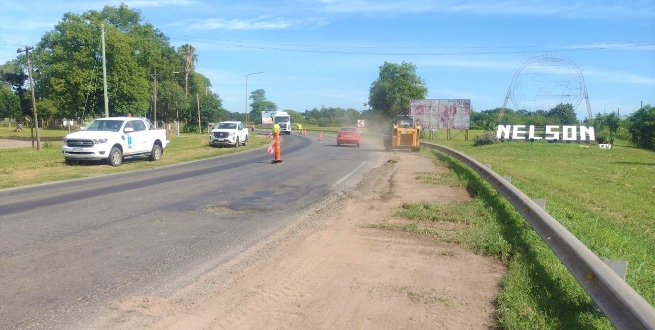 Alerta Ruta 11: Vialidad Nacional tapa los "cráteres" de Nelson y Gobernador Crespo