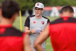 Newell's enfrenta a River de Montevideo este miércoles.