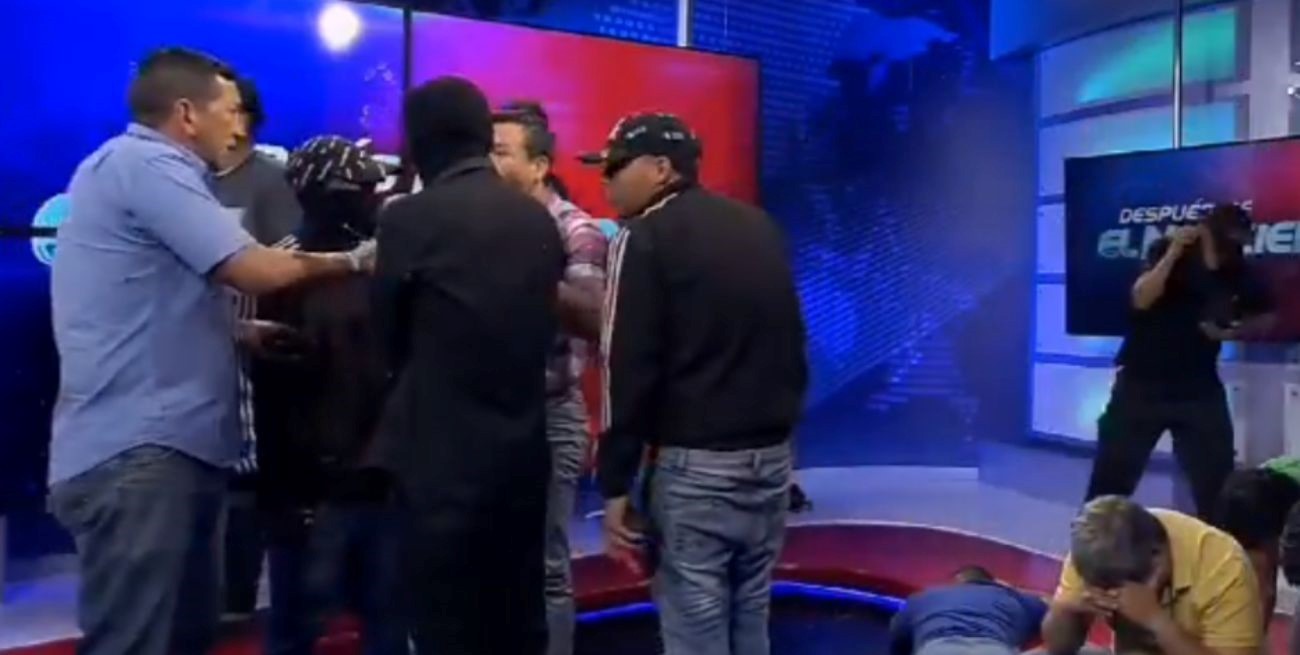 Tensión en Ecuador: varios hombres encapuchados y armados tomaron un canal de televisión en vivo