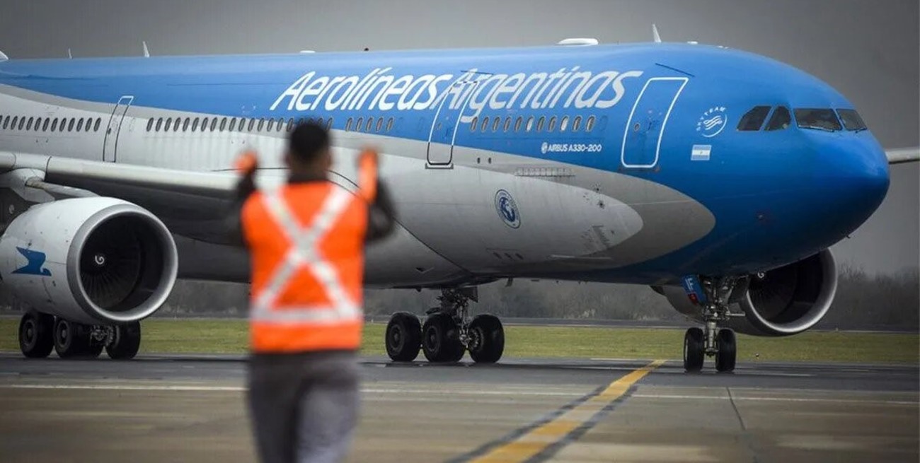 Fuertes recortes en la plana gerencial y en direcciones de  Aerolíneas Argentinas