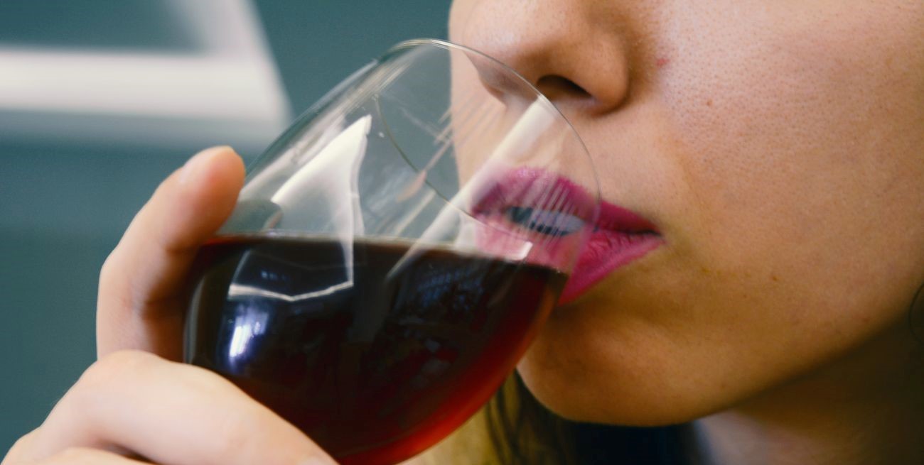 Por qué algunas personas experimentan dolor de cabeza después de beber vino