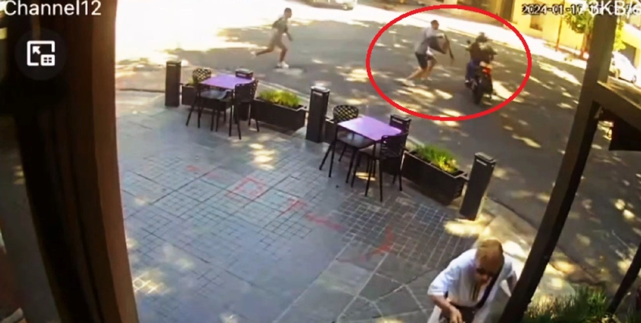 Salidera bancaria en Lanús: cuatro motochorros atacaron a hombre a plena luz del día