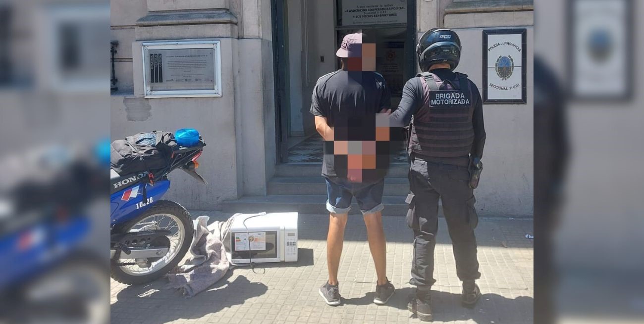 Con un microondas sobre los hombros en pleno centro de la ciudad de Santa Fe