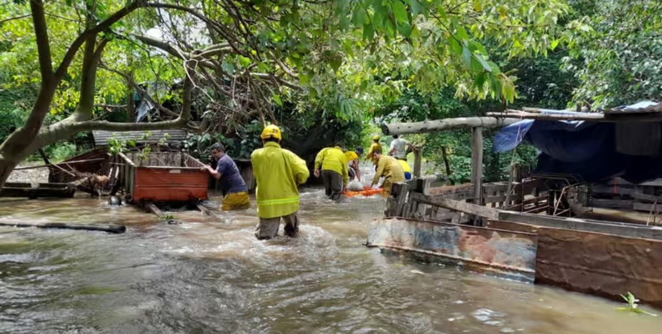 Vecinos de Reconquista resisten tras bolsas de arena: "Cuando el agua viene no hay cómo detenerla"