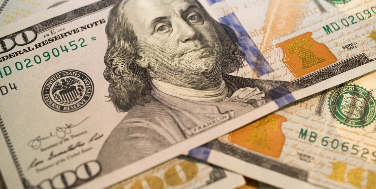 El dólar blue volvió a caer y quedó a un paso de perforar el piso de los $1.300