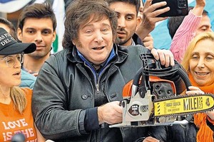 Javier Milei. De las consignas y frases tajantes de campaña, con las recordadas amenazas de motosierra, a la realidad de la gestión presidencial libertaria.