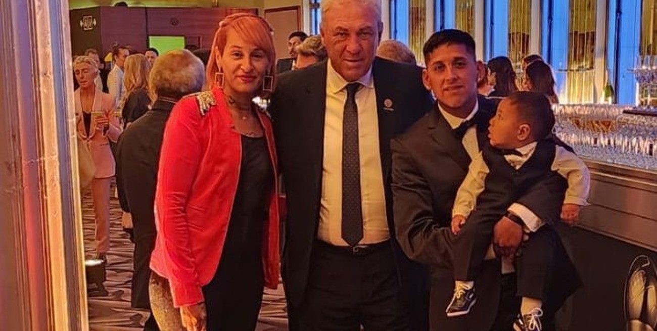 Nery Pumpido y Conmebol con el hincha de Colón en "The Best" de FIFA