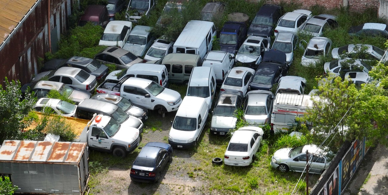 Imágenes reveladoras: un cementerio de vehículos oficiales que activó alarmas en Santa Fe