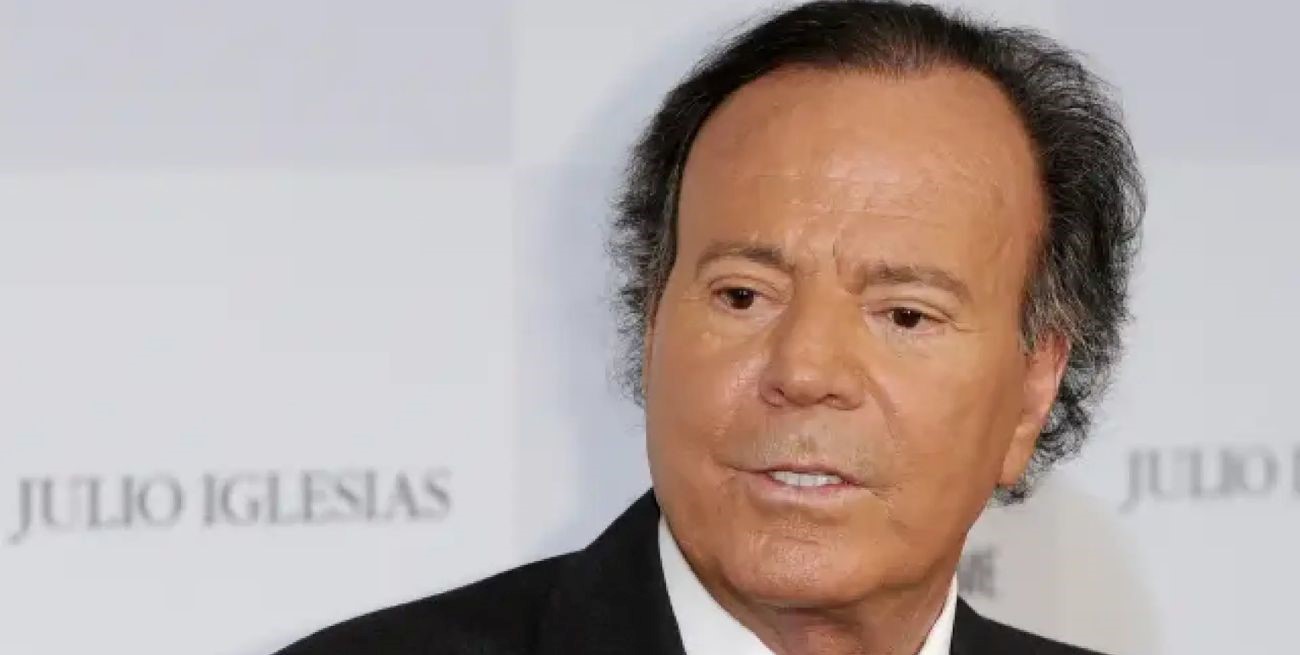 Julio Iglesias es retenido en el aeropuerto de Punta Cana, qué llevaba en las maletas