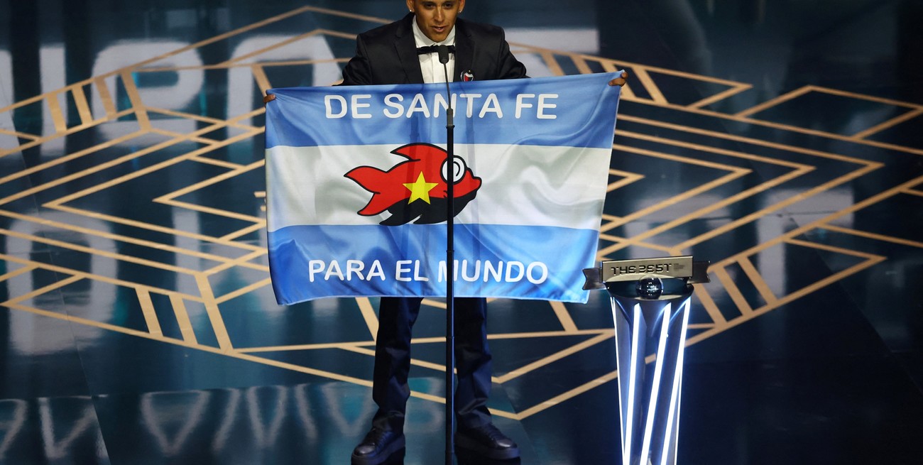 Histórico: el hincha de Colón "Toto" Íñiguez se quedó con el premio The Best a Mejor Afición