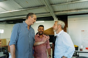 Sebastián Uranga junto al gobernador de Entre Ríos y el presidente de Patronato, Dante Molina en una visita al plantel que dirige Walter Perazzo.