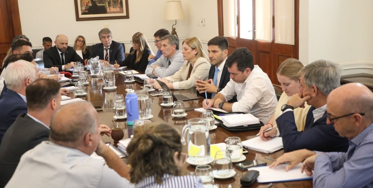 Pullaro y su gabinete miran la letra chica del mega DNU y la ley "ómnibus"