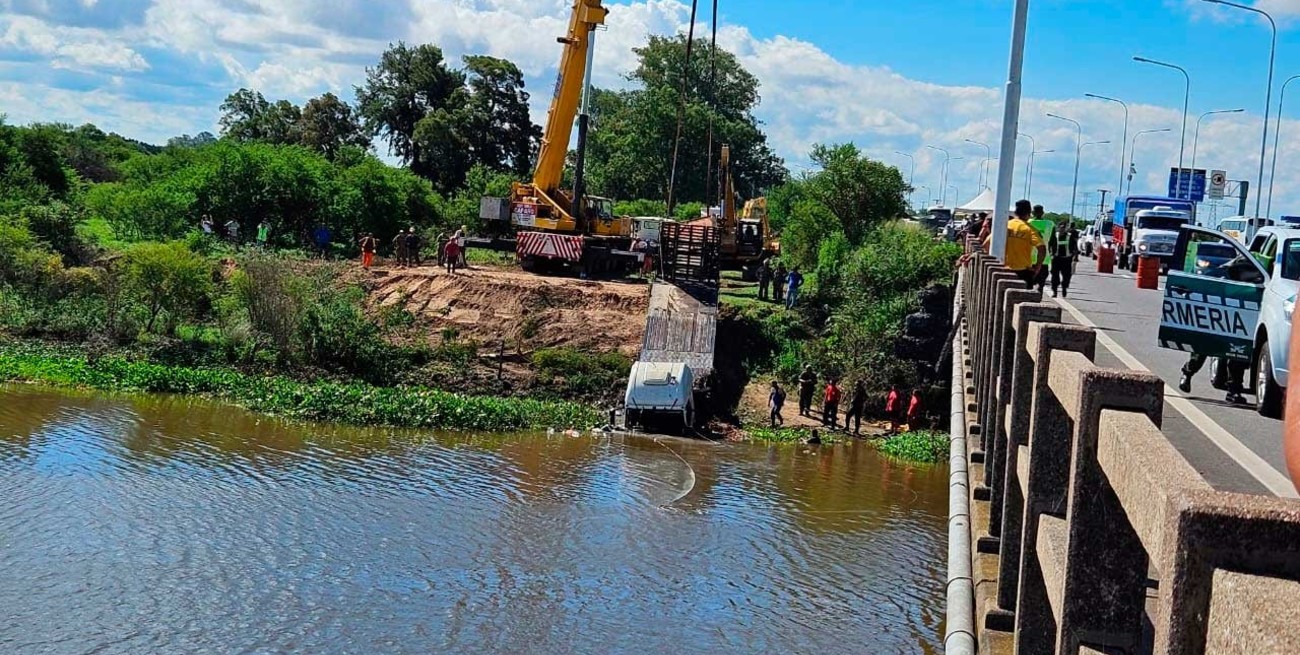 Video: lograron retirar el camión hundido tras el siniestro en la Ruta Nacional 168