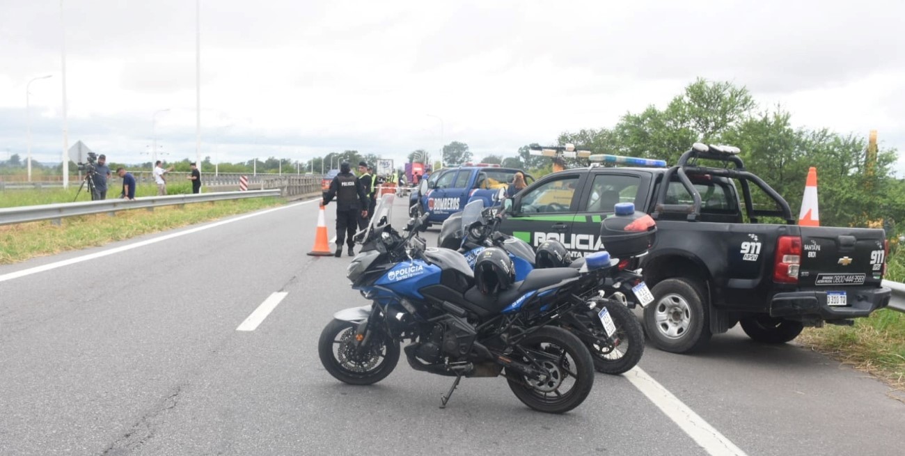 Intensa labor para levantar el camión que cayó al arroyo Miní: su conductor sigue desaparecido