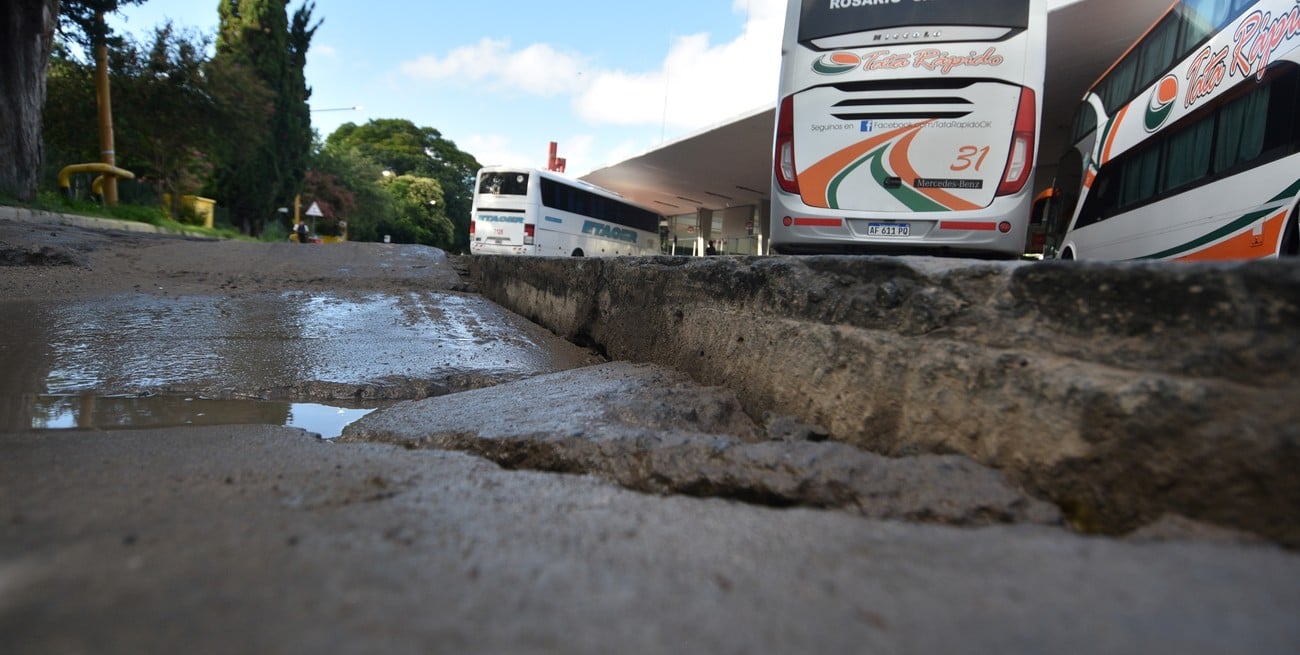 En plena temporada alta, la calle de la Terminal de Ómnibus está llena de baches