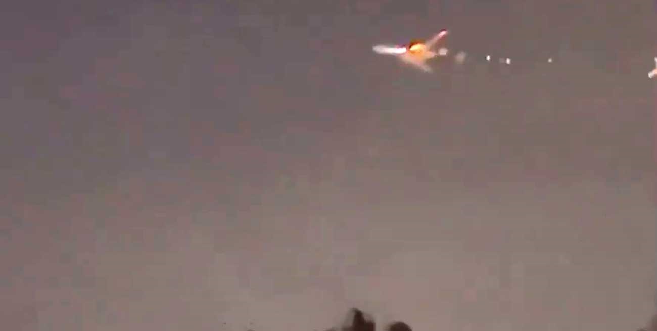 Video: un avión debió aterrizar de emergencia tras incendiarse un motor