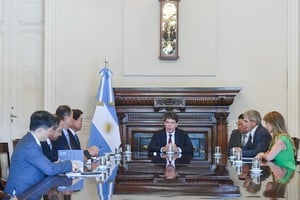 Posse encabezó la reunión con directivos de una firma minera coreana. Lo acompañaron el ministro Caputo y la secretaria Royón. Foto: Gobierno de la Nación.