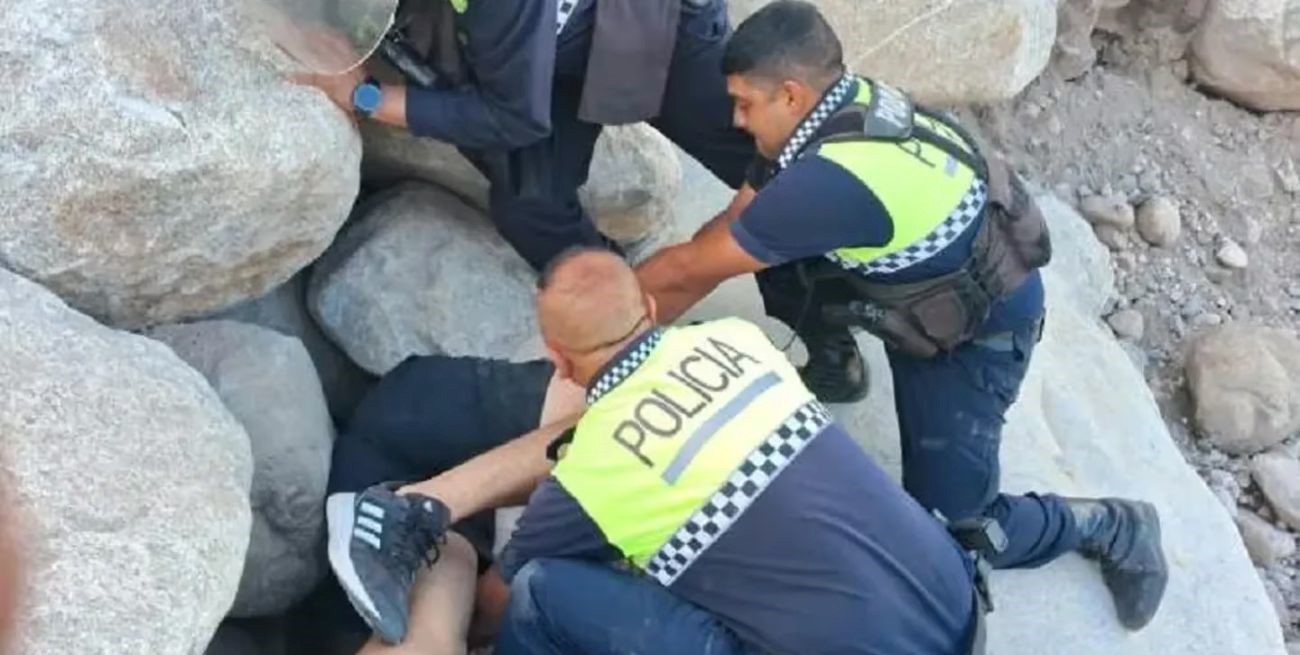 Desafortunado: se le cayó el celular mientras se sacaba una selfie, intentó recuperarlo y quedó atrapado entre dos piedras