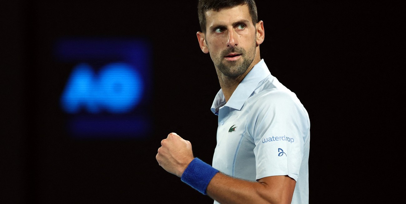 Djokovic avanza sin problemas en el Abierto de Australia