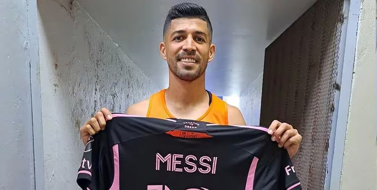 La reacción de Lio Messi con los jugadores de El Salvador que fueron a pedirle una foto