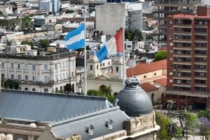 Voceros del gobierno provincial confirmaron que ya se están realizando las liquidaciones de haberes del primer mes del año a valores del último de 2023. Crédito: Fernando Nicola