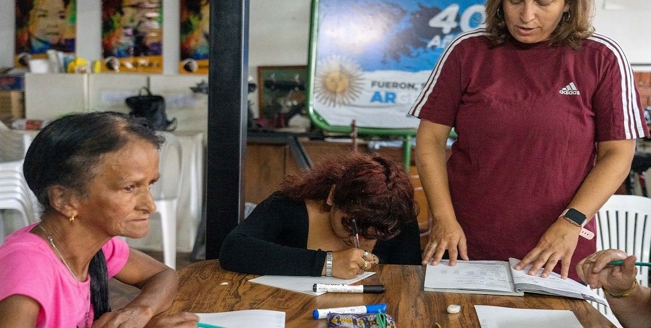 Un taller que alfabetiza a vecinos en la Sexta, abre el cupo y suma voluntarios