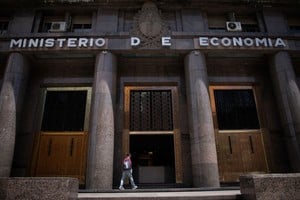Fachada del Ministerio de Economía, en la ciudad de Buenos Aires. Crédito: Xinhua/Martín Zabala