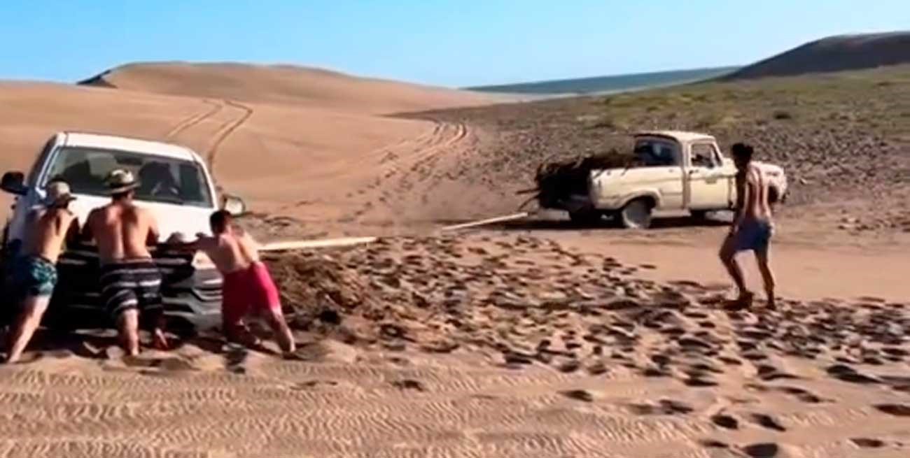 Una vieja pick up se hizo viral por rescatar a una 4x4 nueva