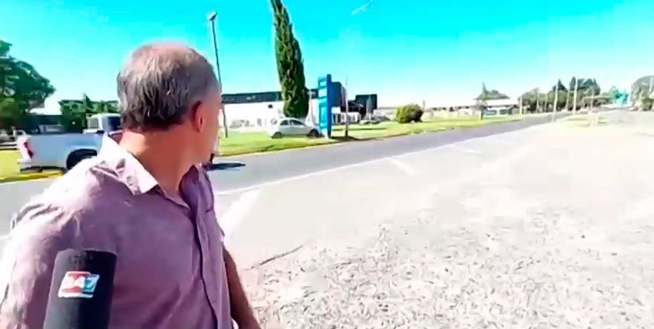 Video: funcionario hablaba de un radar de velocidad y un auto lo chocó en vivo