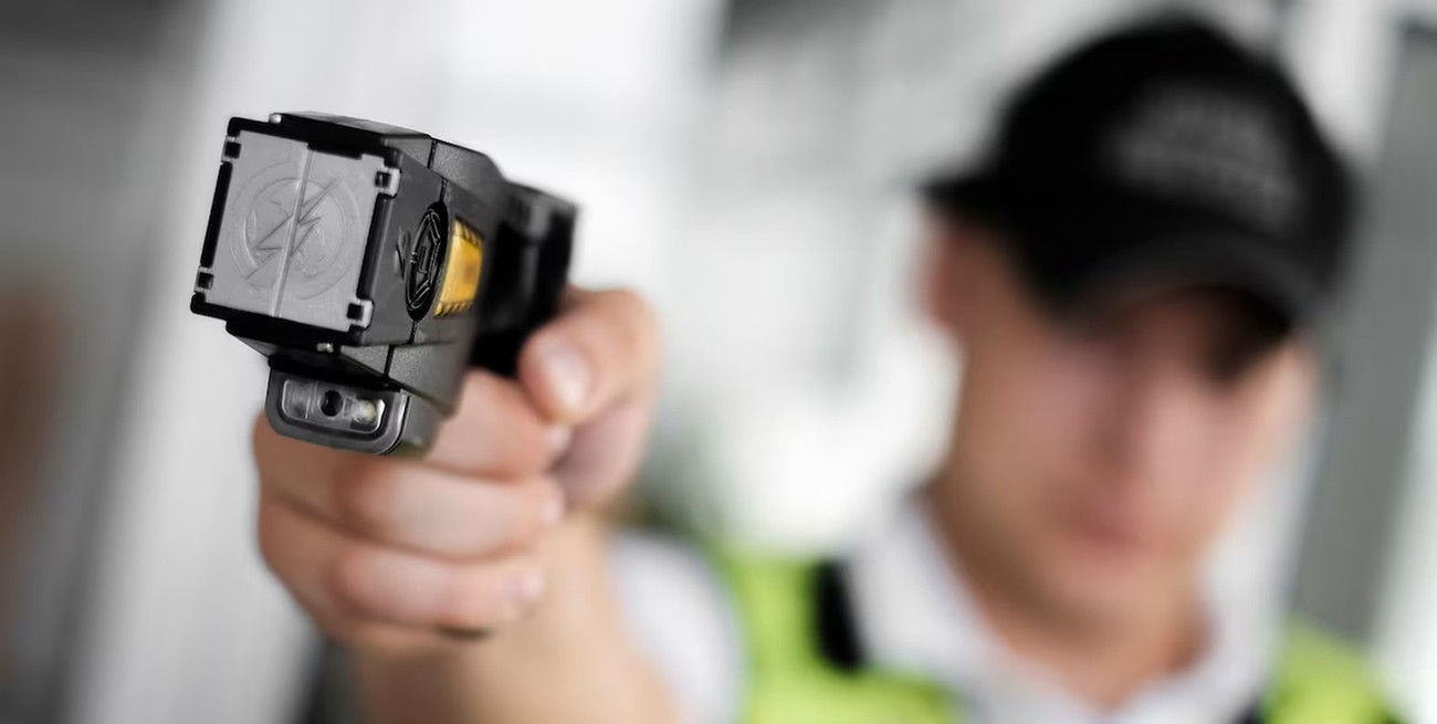 El primer debate "caliente" del verano: ¿Es viable el uso de pistolas Taser en Santa Fe?